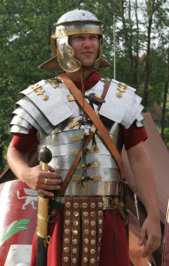 Roman_soldier_in_lorica_segmentata_1-cropped